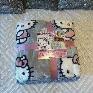 Hello Kitty blanket NWT QUEEN SIZE (MISTAGGED AS XL TWIN) grey and pink